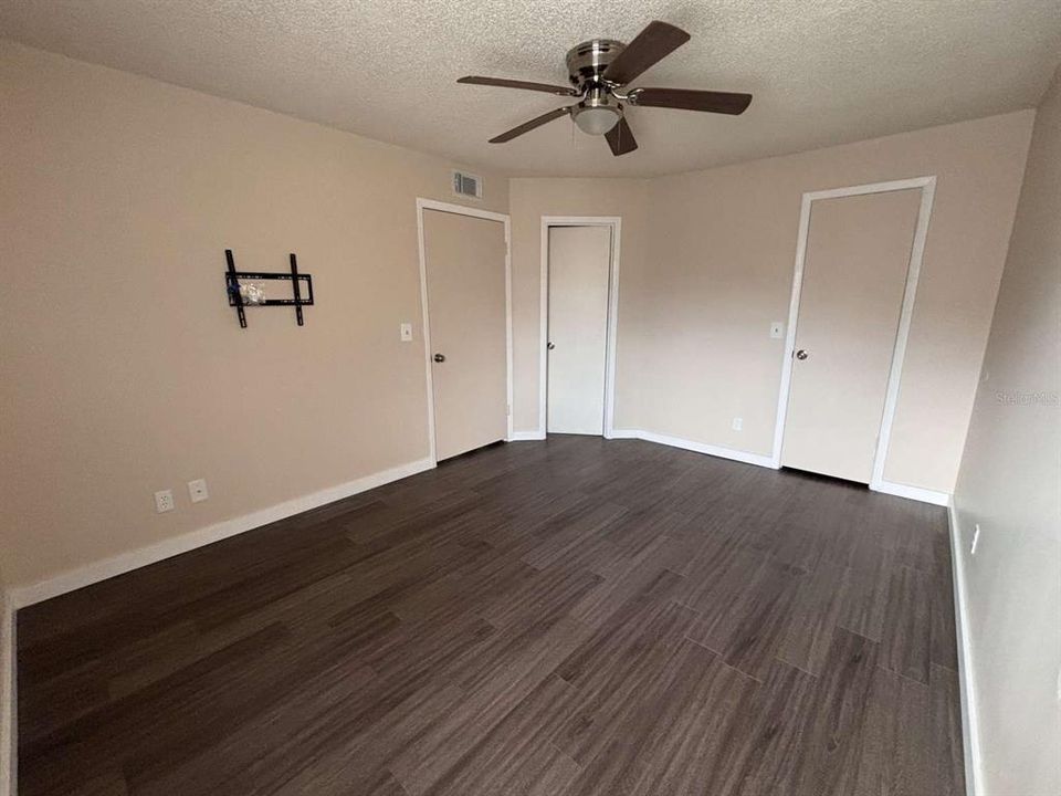 For Sale: $139,900 (1 beds, 1 baths, 712 Square Feet)