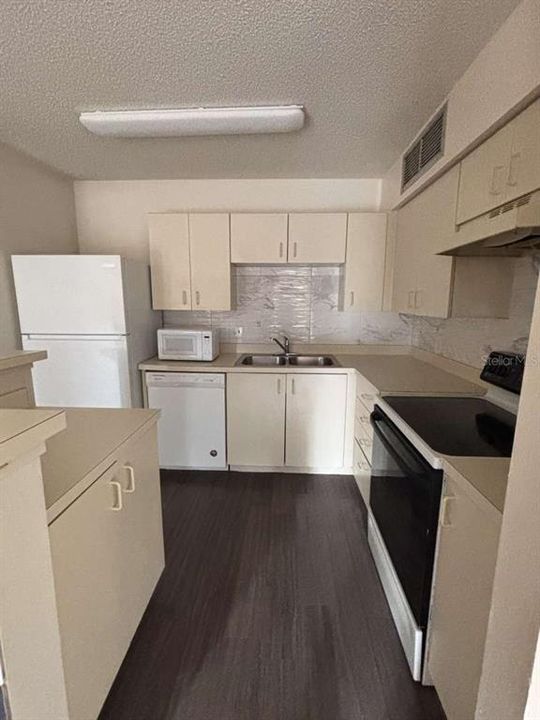 For Sale: $139,900 (1 beds, 1 baths, 712 Square Feet)