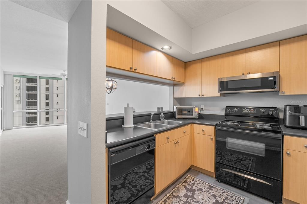 For Sale: $325,000 (1 beds, 1 baths, 797 Square Feet)