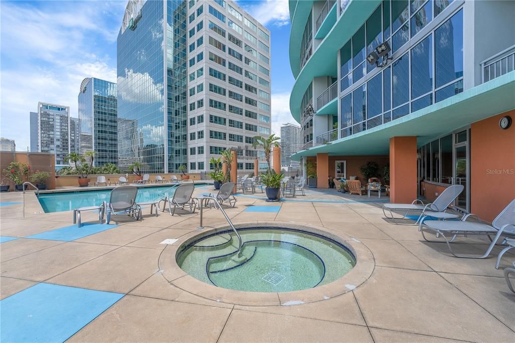 For Sale: $325,000 (1 beds, 1 baths, 797 Square Feet)