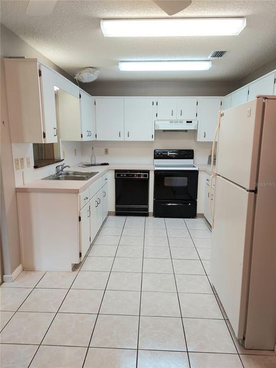For Sale: $159,999 (2 beds, 2 baths, 1204 Square Feet)