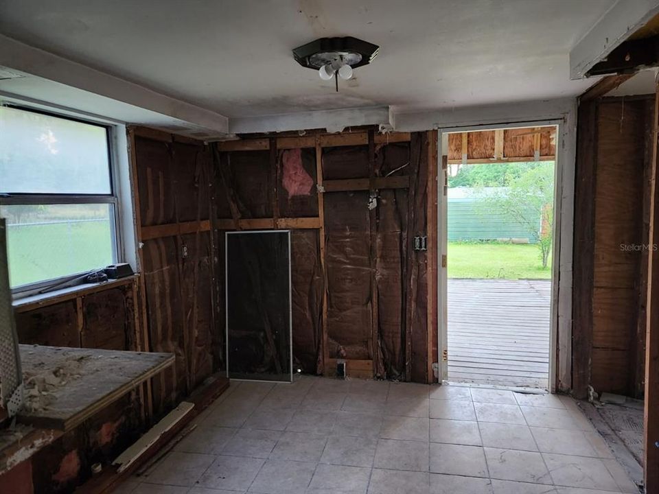 For Sale: $130,000 (2 beds, 1 baths, 720 Square Feet)