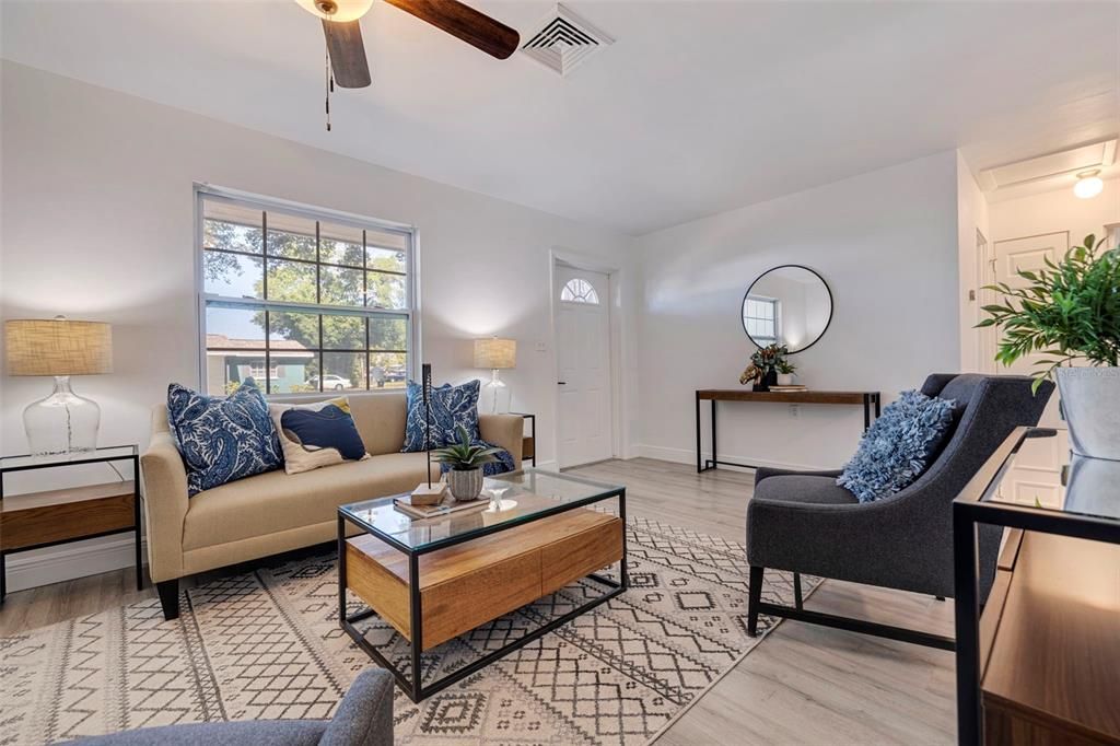 Active With Contract: $349,000 (2 beds, 1 baths, 989 Square Feet)