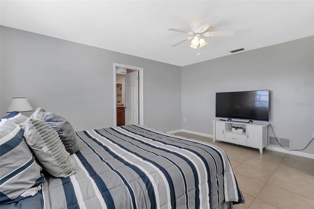 For Sale: $699,400 (2 beds, 2 baths, 1714 Square Feet)