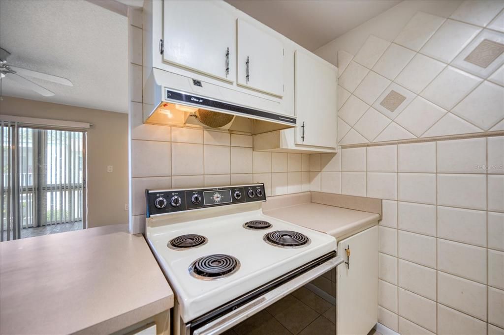 For Sale: $129,000 (1 beds, 1 baths, 747 Square Feet)