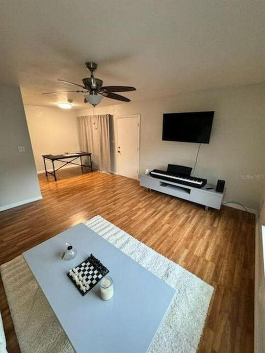 For Sale: $199,500 (1 beds, 1 baths, 636 Square Feet)