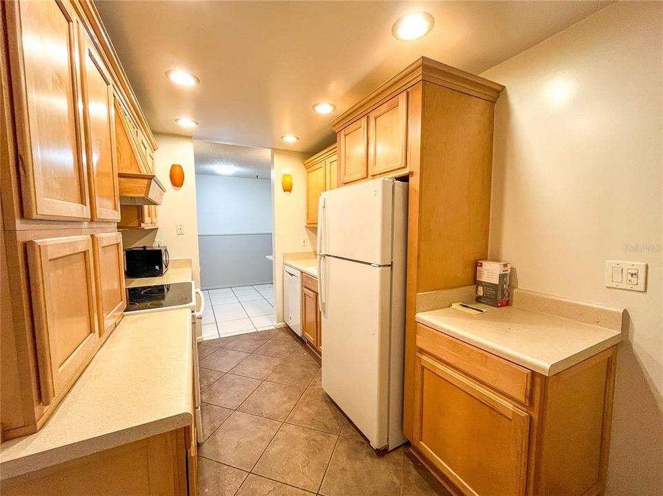 Active With Contract: $1,200 (1 beds, 1 baths, 740 Square Feet)