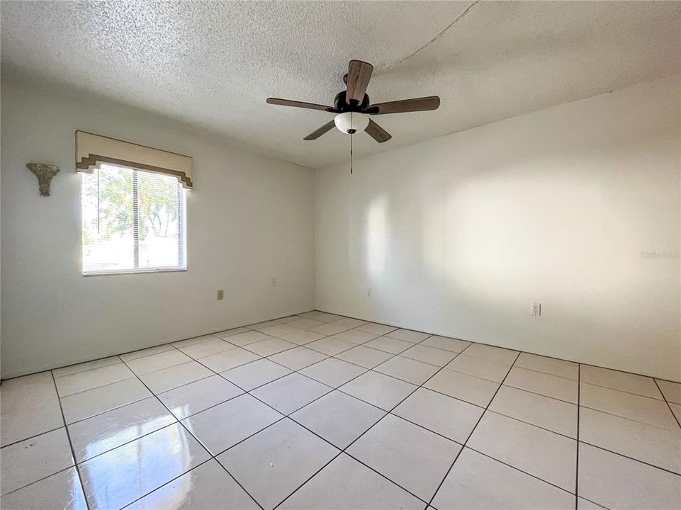 Active With Contract: $1,200 (1 beds, 1 baths, 740 Square Feet)