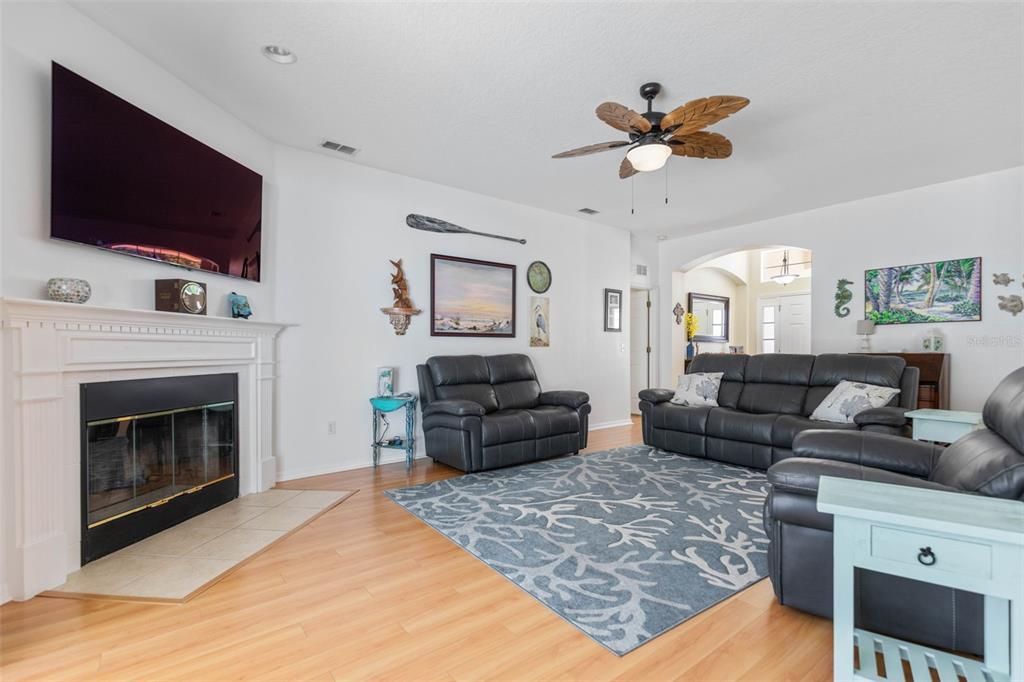 For Sale: $479,900 (3 beds, 2 baths, 1903 Square Feet)