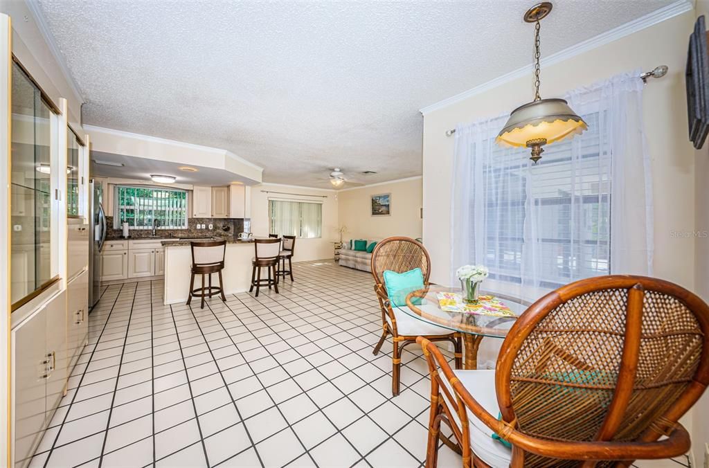 Breakfast Area & Kitchen