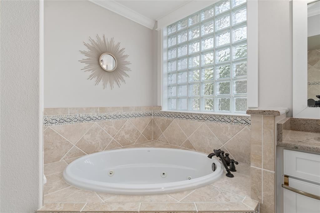 ENSUITE BATHROOM also has JETTED SOAKING TUB, which has never been used!
