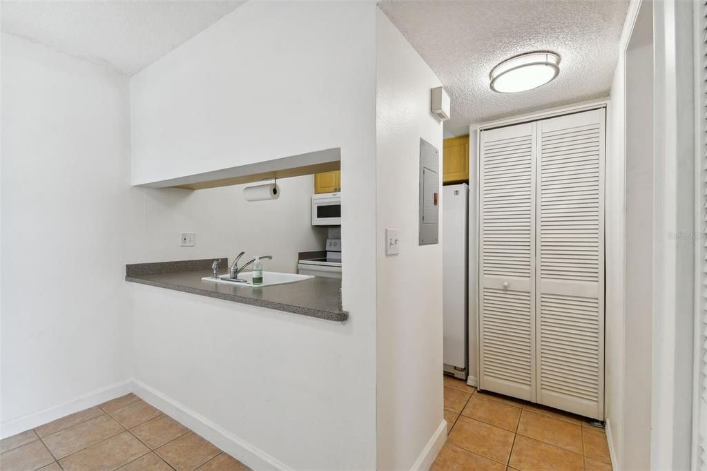 For Sale: $166,500 (1 beds, 1 baths, 570 Square Feet)