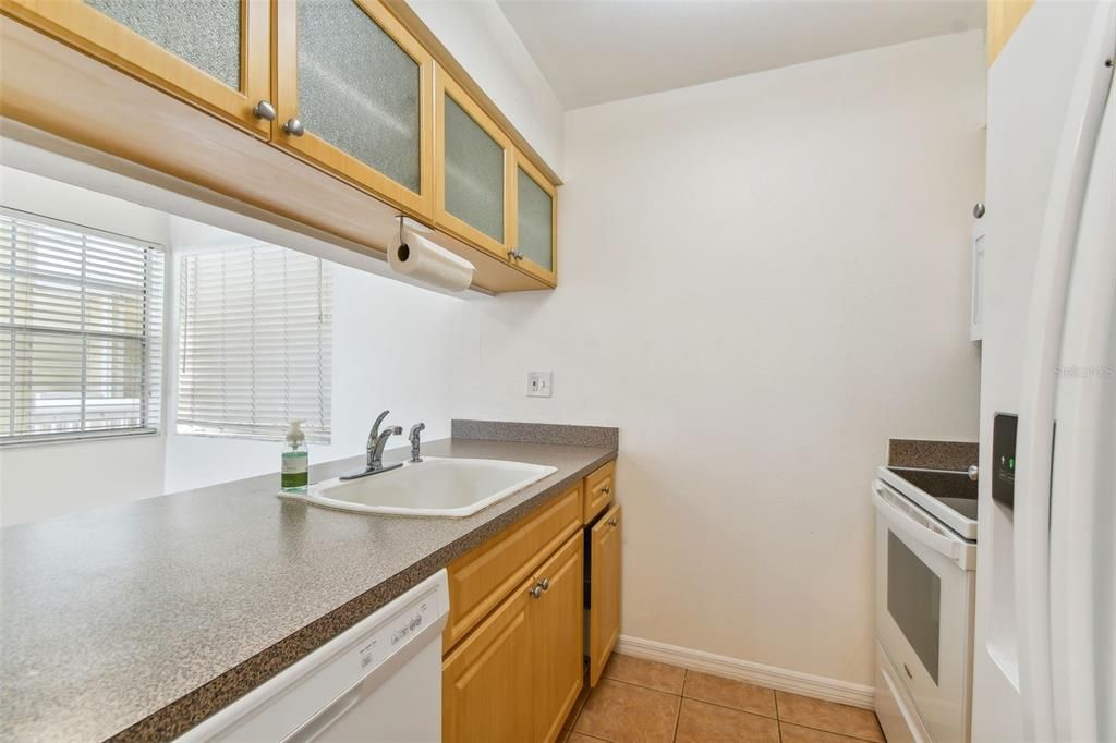 For Sale: $166,000 (1 beds, 1 baths, 570 Square Feet)