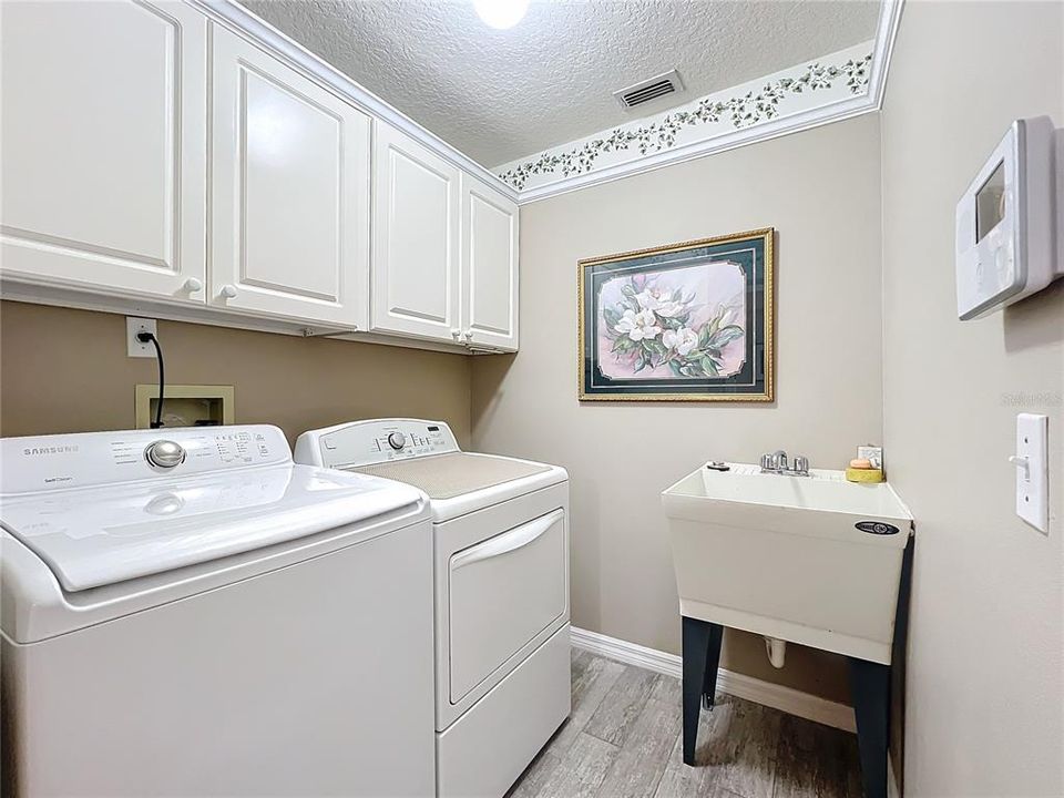 LAUNDRY ROOM WITH SINK AND CABINETS