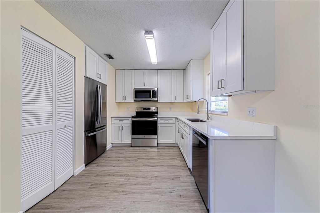 For Sale: $204,900 (2 beds, 2 baths, 975 Square Feet)
