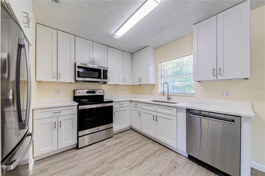 For Sale: $204,900 (2 beds, 2 baths, 975 Square Feet)