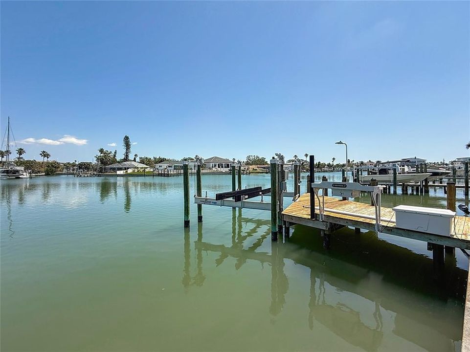 Под контрактом: $1,490,000 (4 спален, 2 ванн, 1867 Квадратных фут)