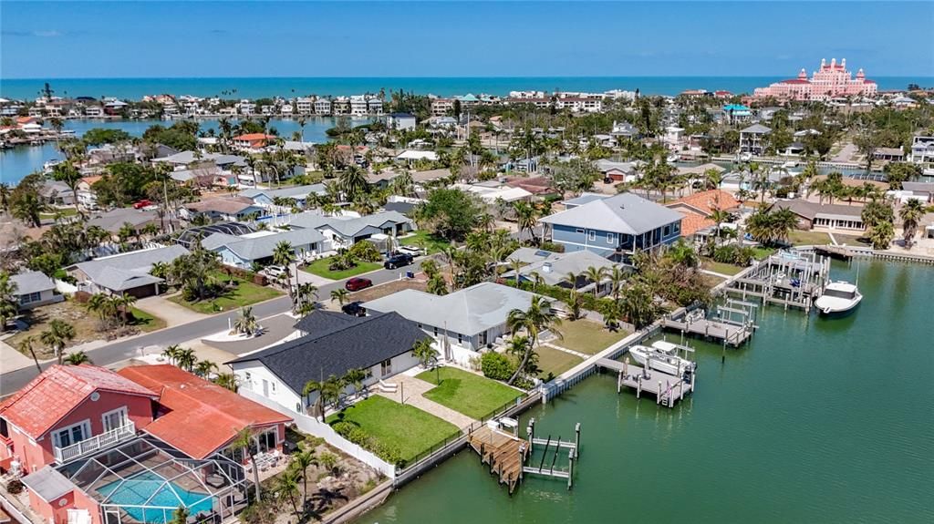 Под контрактом: $1,490,000 (4 спален, 2 ванн, 1867 Квадратных фут)