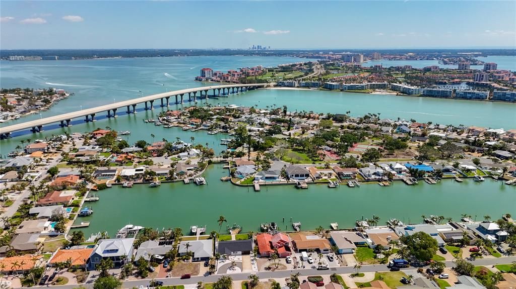 Под контрактом: $1,490,000 (4 спален, 2 ванн, 1867 Квадратных фут)