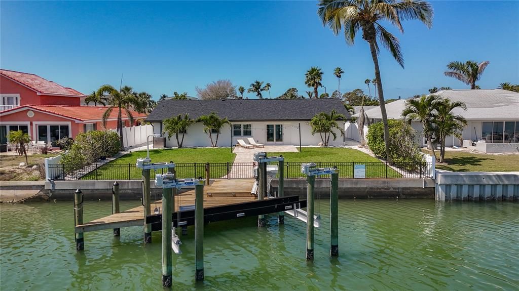 Под контрактом: $1,490,000 (4 спален, 2 ванн, 1867 Квадратных фут)