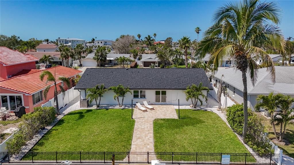 Под контрактом: $1,490,000 (4 спален, 2 ванн, 1867 Квадратных фут)