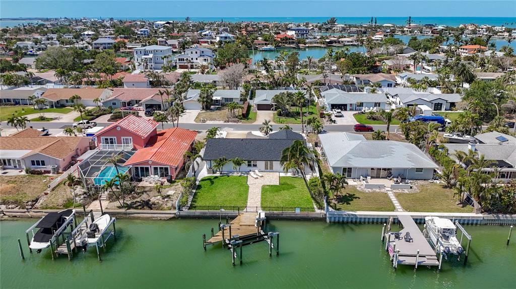 Под контрактом: $1,490,000 (4 спален, 2 ванн, 1867 Квадратных фут)