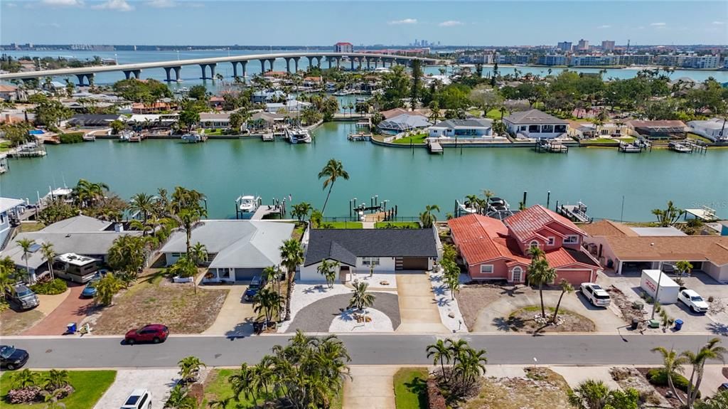 Под контрактом: $1,490,000 (4 спален, 2 ванн, 1867 Квадратных фут)