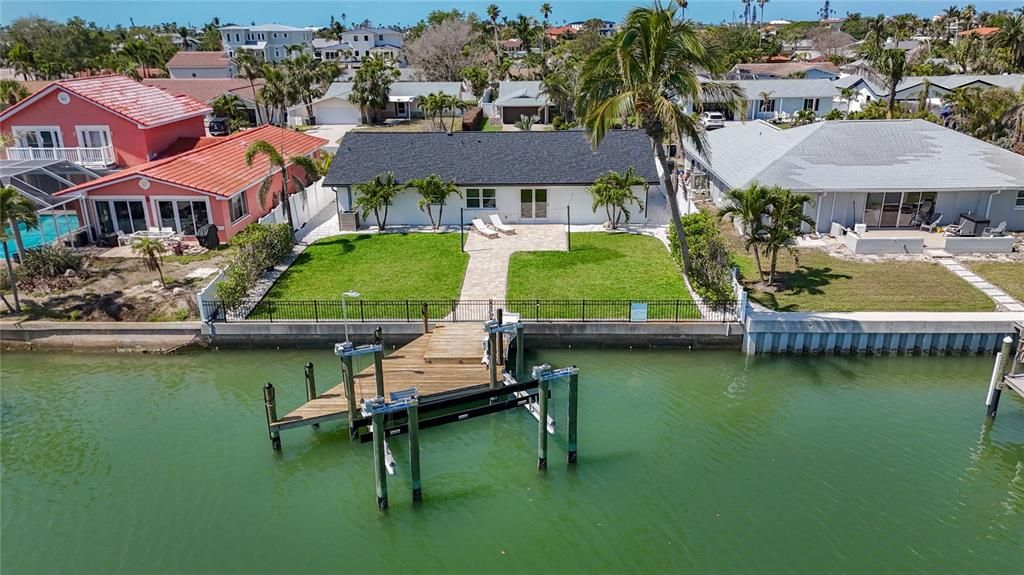 Под контрактом: $1,490,000 (4 спален, 2 ванн, 1867 Квадратных фут)