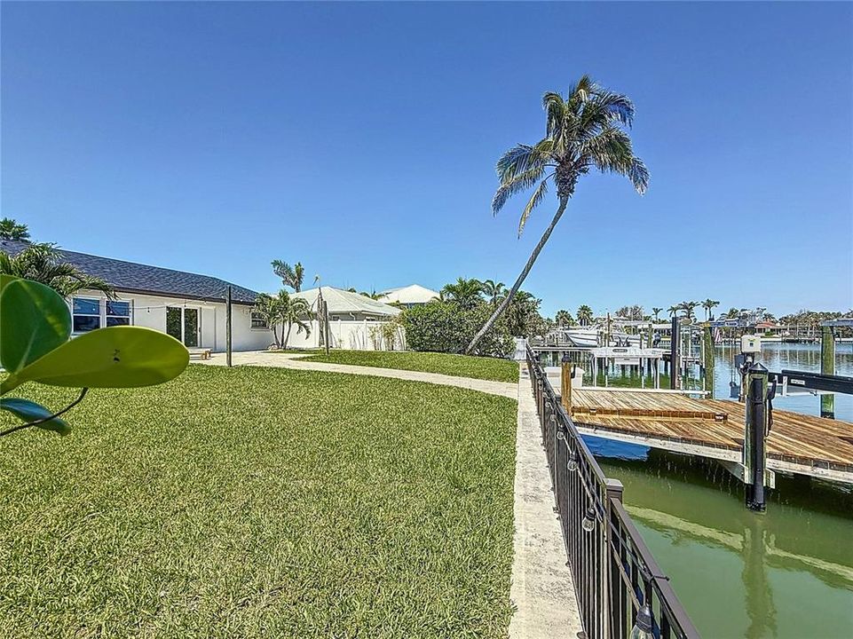 Под контрактом: $1,490,000 (4 спален, 2 ванн, 1867 Квадратных фут)