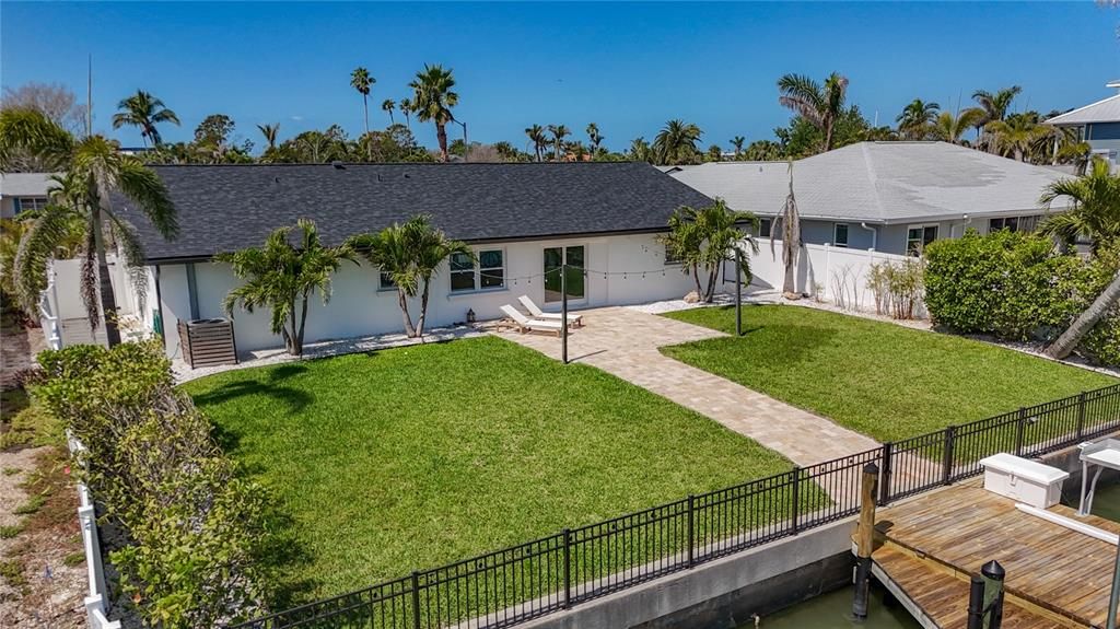 Под контрактом: $1,490,000 (4 спален, 2 ванн, 1867 Квадратных фут)