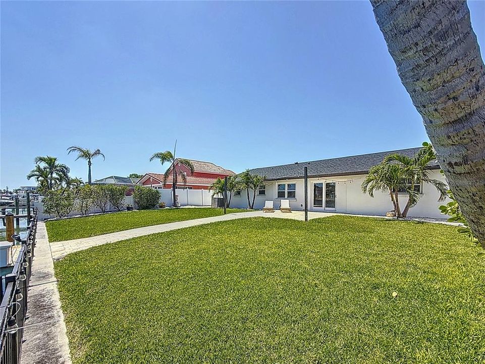 Под контрактом: $1,490,000 (4 спален, 2 ванн, 1867 Квадратных фут)