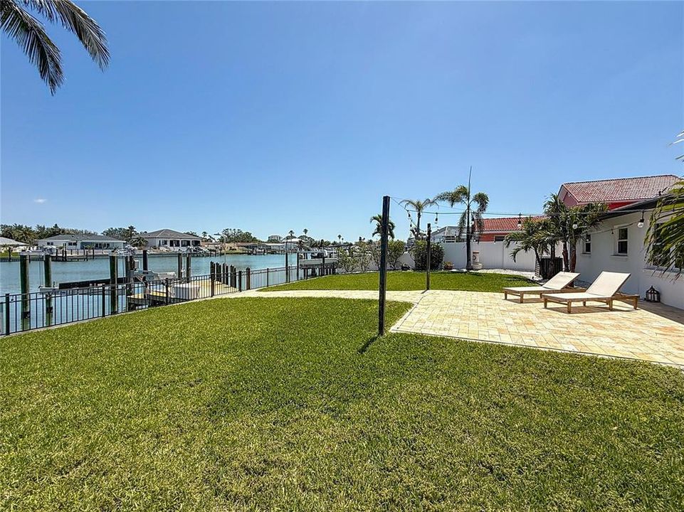 Под контрактом: $1,490,000 (4 спален, 2 ванн, 1867 Квадратных фут)