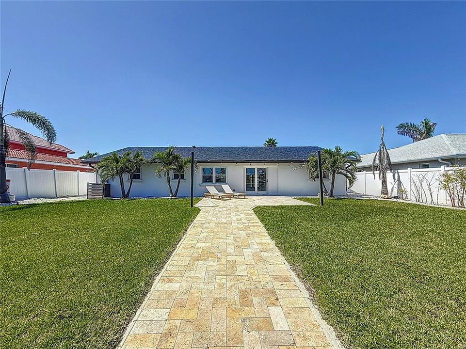 Под контрактом: $1,490,000 (4 спален, 2 ванн, 1867 Квадратных фут)