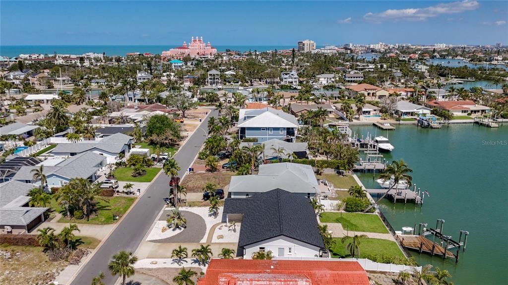 Под контрактом: $1,490,000 (4 спален, 2 ванн, 1867 Квадратных фут)