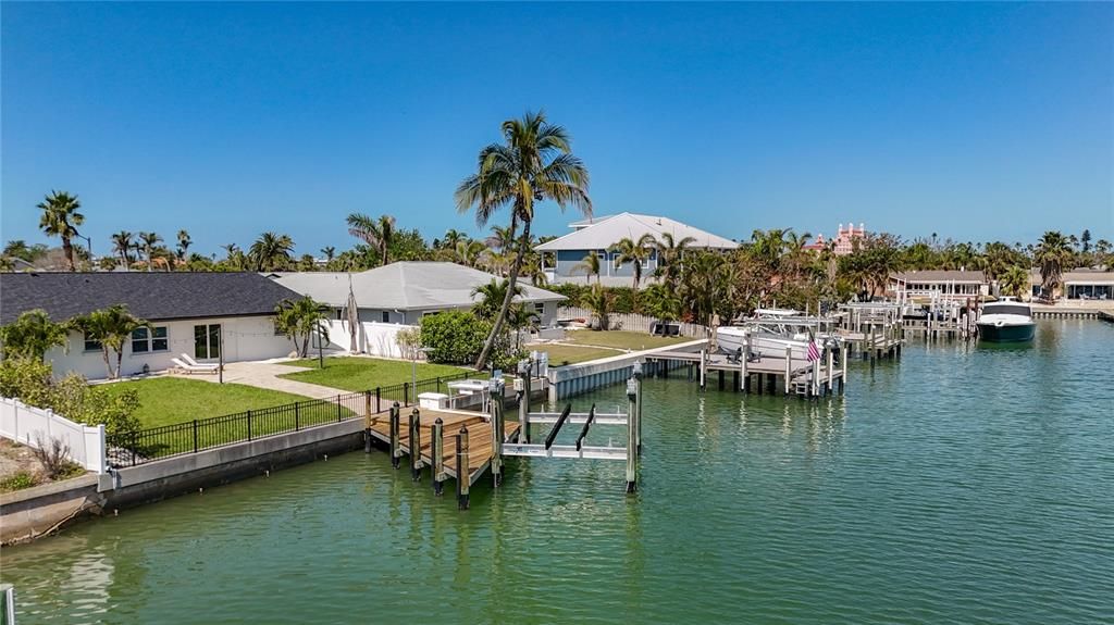 Под контрактом: $1,490,000 (4 спален, 2 ванн, 1867 Квадратных фут)