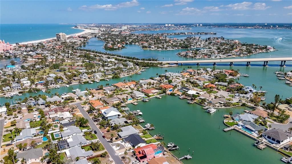 Под контрактом: $1,490,000 (4 спален, 2 ванн, 1867 Квадратных фут)