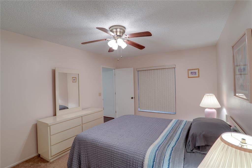 For Sale: $199,000 (2 beds, 2 baths, 889 Square Feet)