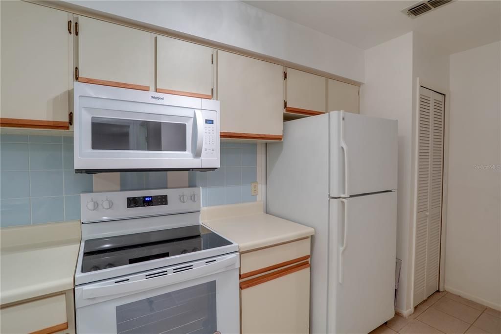 For Sale: $199,000 (2 beds, 2 baths, 889 Square Feet)