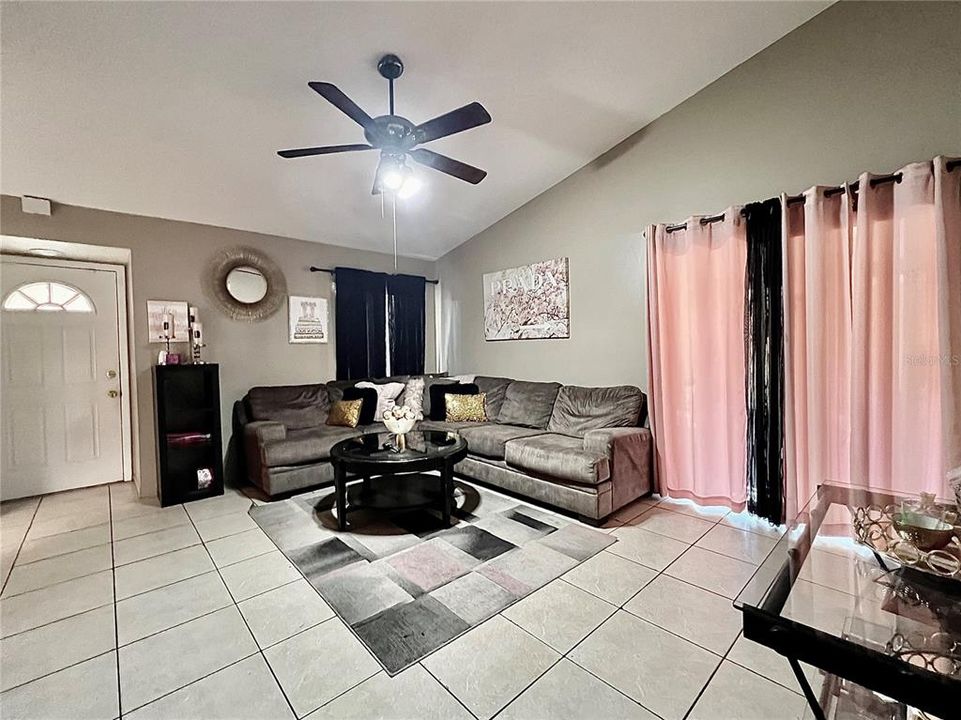 For Sale: $275,000 (2 beds, 2 baths, 944 Square Feet)