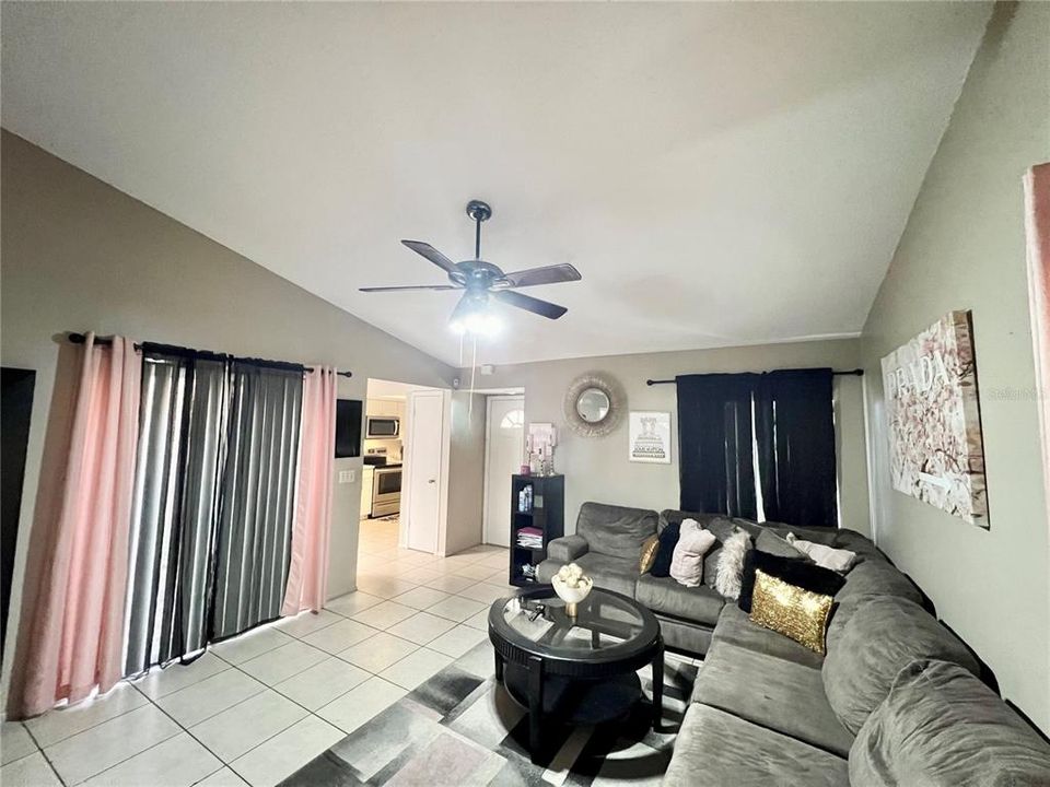 For Sale: $260,000 (2 beds, 2 baths, 944 Square Feet)