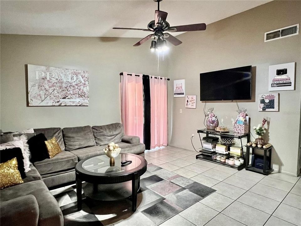 For Sale: $275,000 (2 beds, 2 baths, 944 Square Feet)