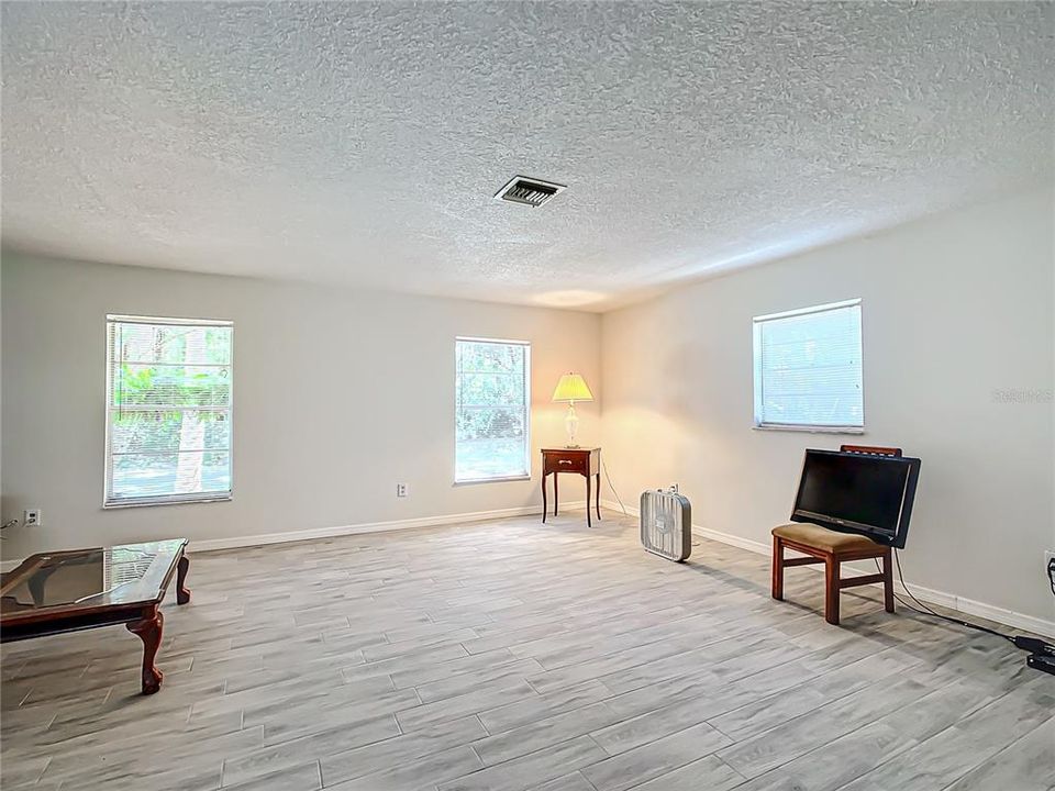 For Sale: $315,000 (3 beds, 2 baths, 1300 Square Feet)
