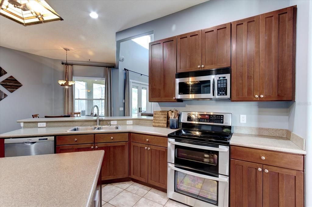 Stainless Steel Appliances incl, Double Ovens!