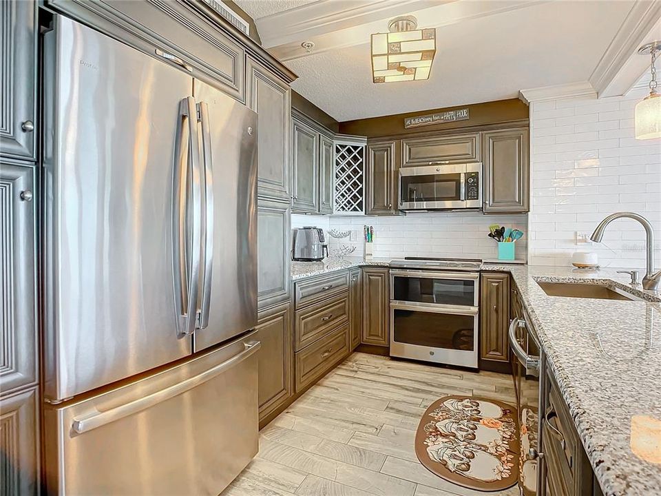 For Sale: $675,000 (1 beds, 1 baths, 922 Square Feet)