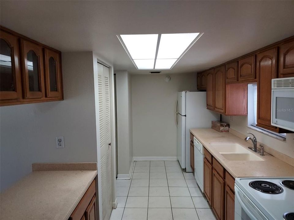 For Sale: $180,000 (2 beds, 1 baths, 1102 Square Feet)