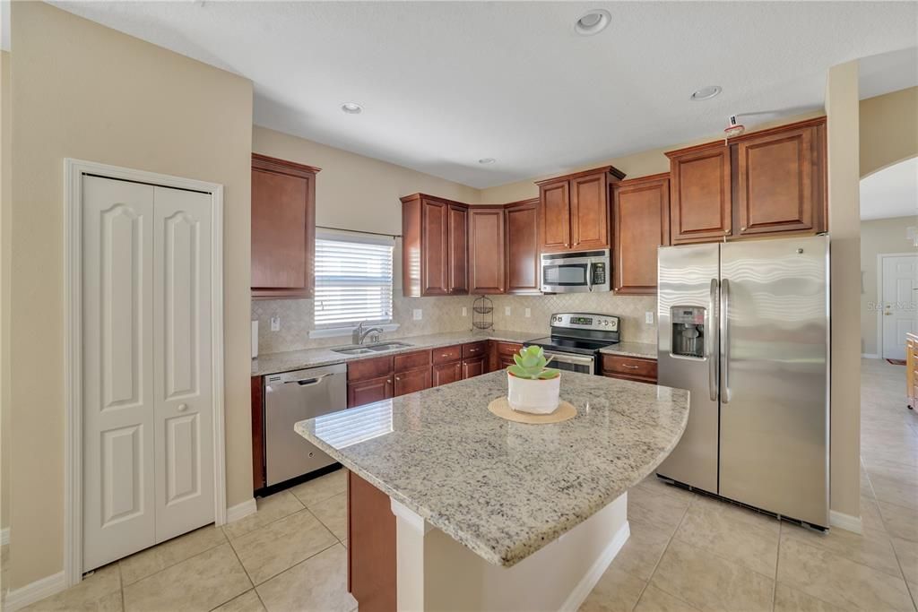 GRANITE COUNTERTOPS AND STAINLESS-STEEL APPLIANCES SHINE!