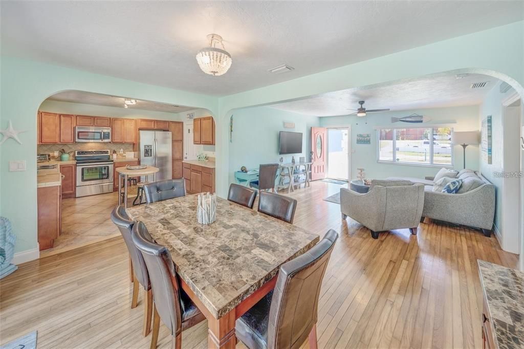 For Sale: $524,900 (2 beds, 1 baths, 1042 Square Feet)