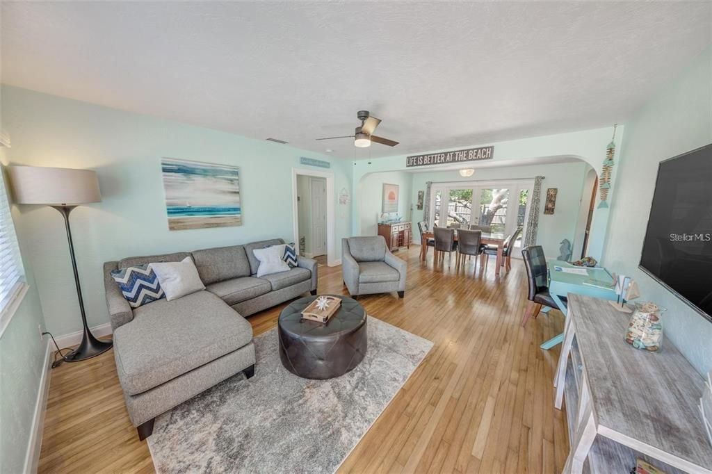 For Sale: $524,900 (2 beds, 1 baths, 1042 Square Feet)