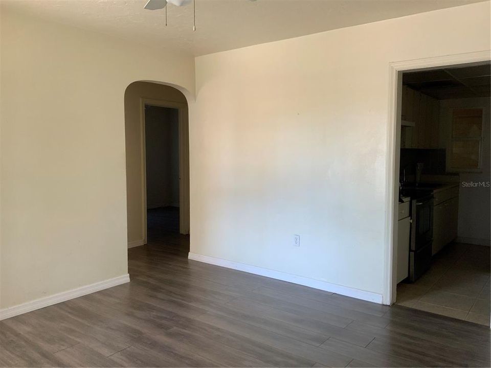 For Rent: $1,900 (2 beds, 1 baths, 700 Square Feet)