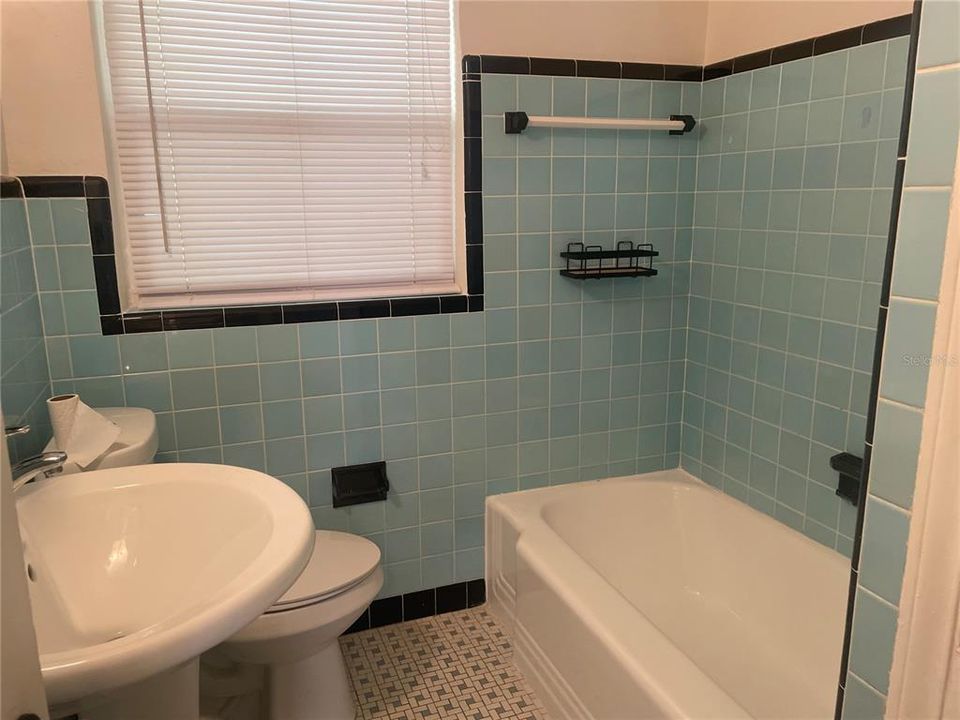 For Rent: $1,800 (2 beds, 1 baths, 700 Square Feet)